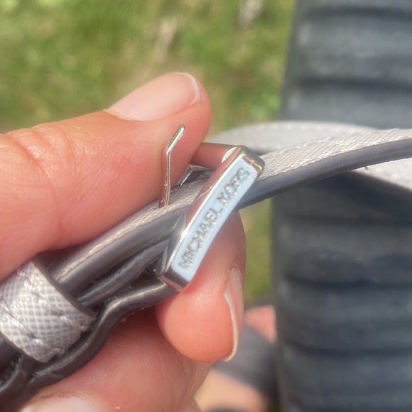 Michael Michael Kors gray 
JET SET TRAVEL CROSSBODY CLUTCH - Picture 15 of 15